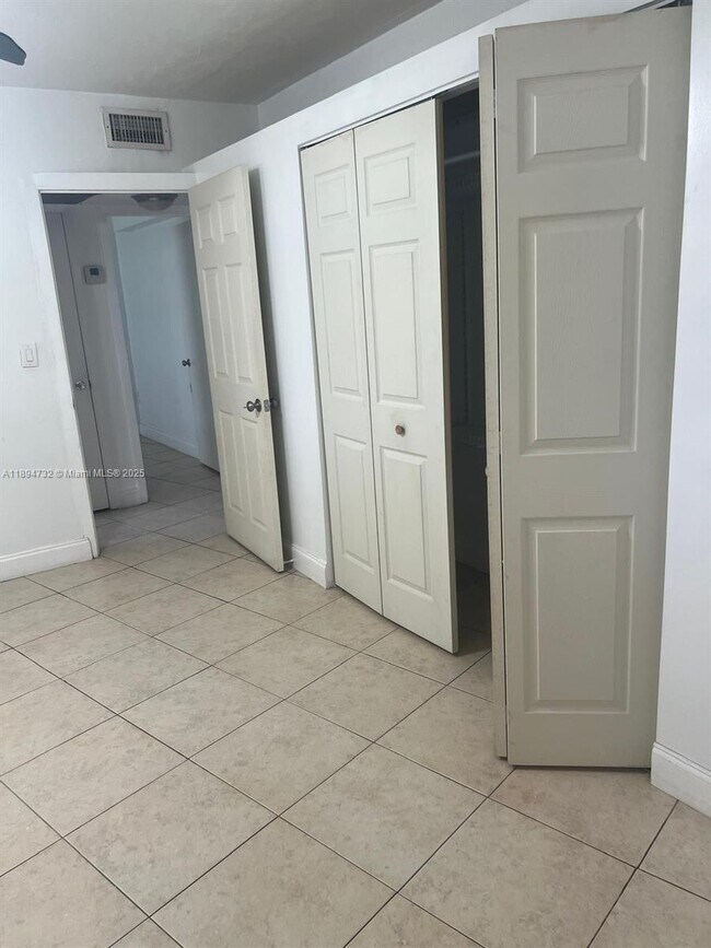 Building Photo - 1663 NE Miami Gardens Dr