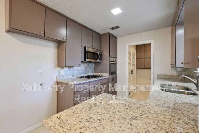 Building Photo - 4915 Westlake Dr
