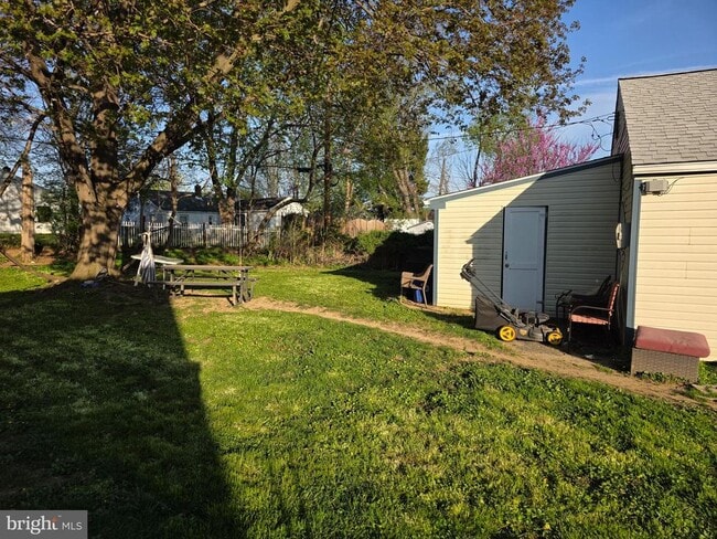 Building Photo - 14 Scarlet Ave