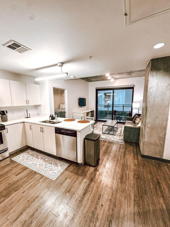 Building Photo - 1031 N Park Ave