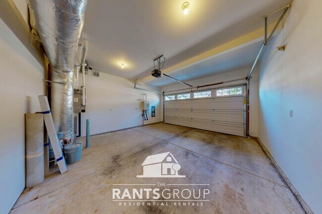 Building Photo - Beautiful 5 Bedroom 4 Bath Home in the sou...