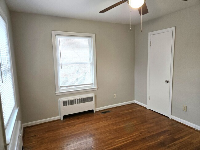 Building Photo - 401 Springhill Dr