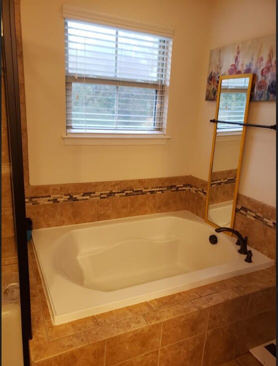 Building Photo - Spacious 4-Bedroom, 3-Bath Home with Moder...
