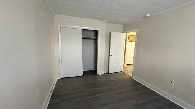 Building Photo - 3 Bedroom, 1 Bath Apartment with Southern Exposure.