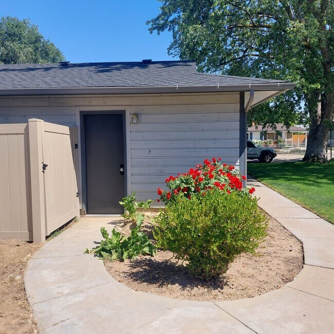 Building Photo - Completely Remodeled 2 bedroom Duplex with...