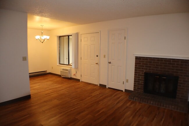 Building Photo - Charming Garden-Level Condo in the Heart o...