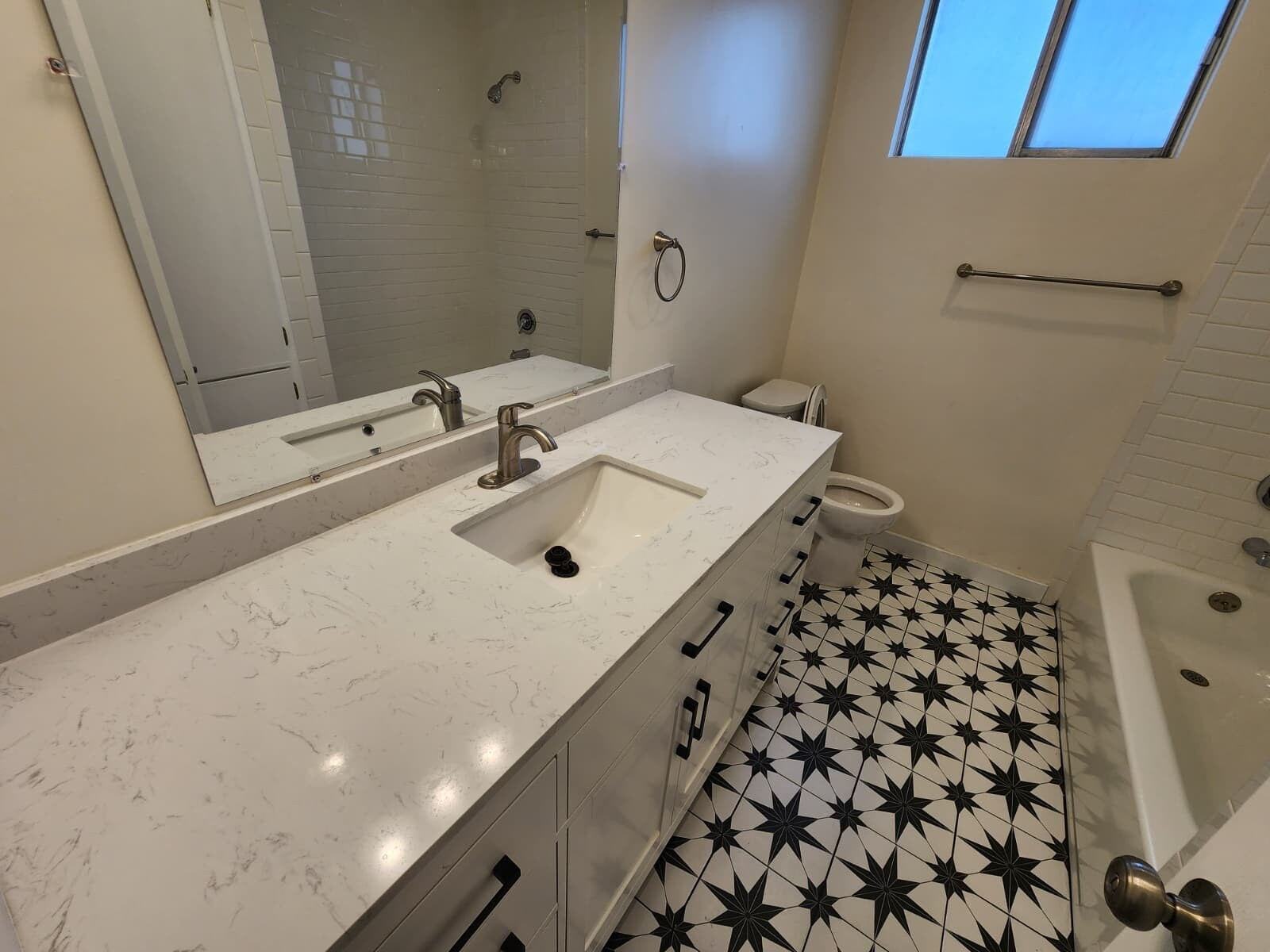 Building Photo - 1414 S Orange Grove Ave