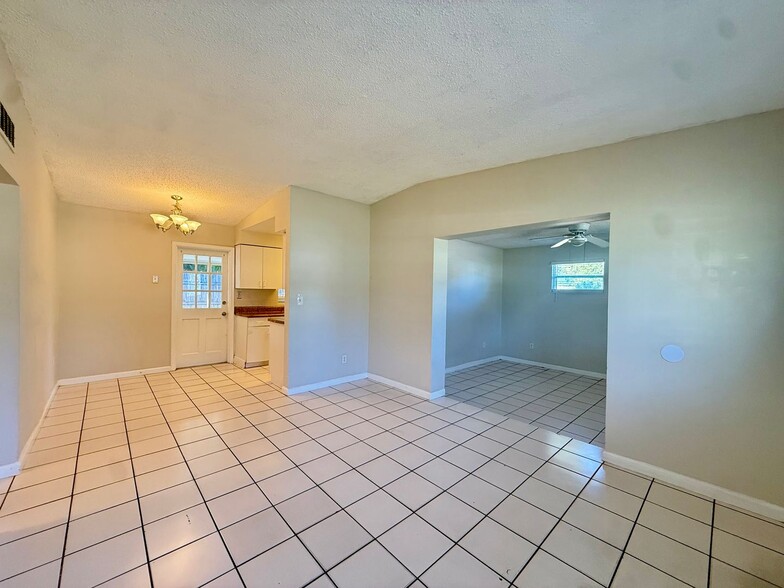 Building Photo - Altamonte Springs Gem! 3BR Home w/ Huge Screened Porch, Fenced Yard & Spacious Layout