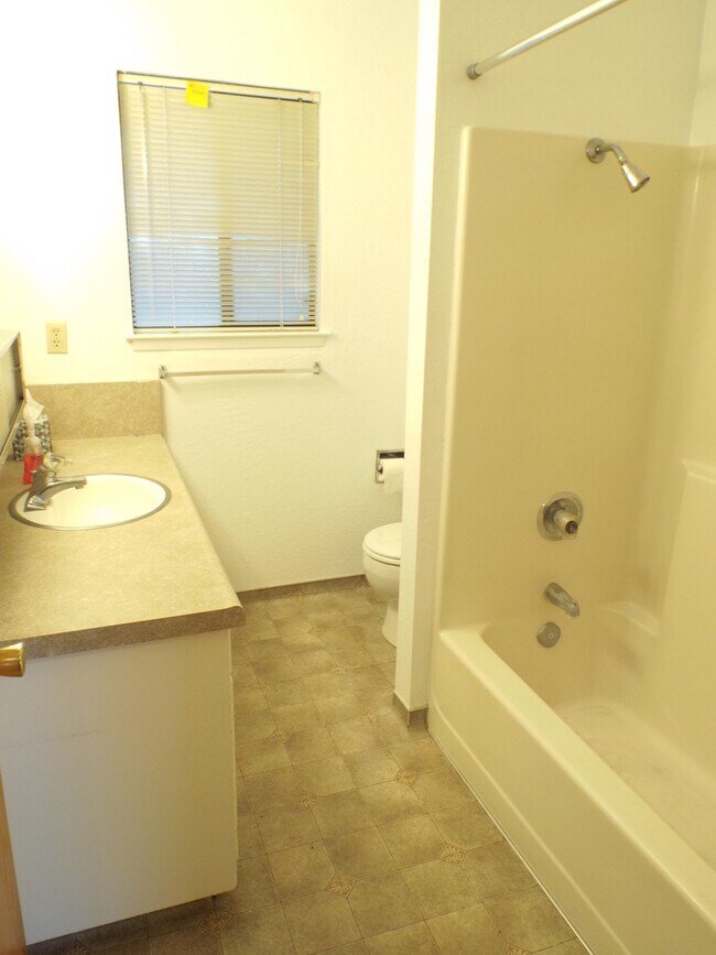 Building Photo - 965 Cyndi Cir