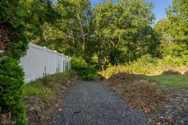Building Photo - 13 Susquehanna Ln