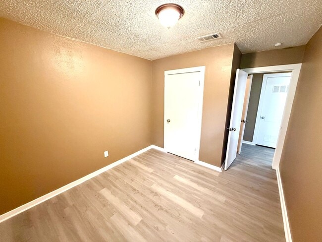 Building Photo - AVAILABLE NOW! 2 Bedroom / 1 Bath Duplex Near Brooks City Base!