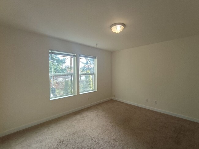 Building Photo - Freshly Painted Duplex in the Heart of Silverdale