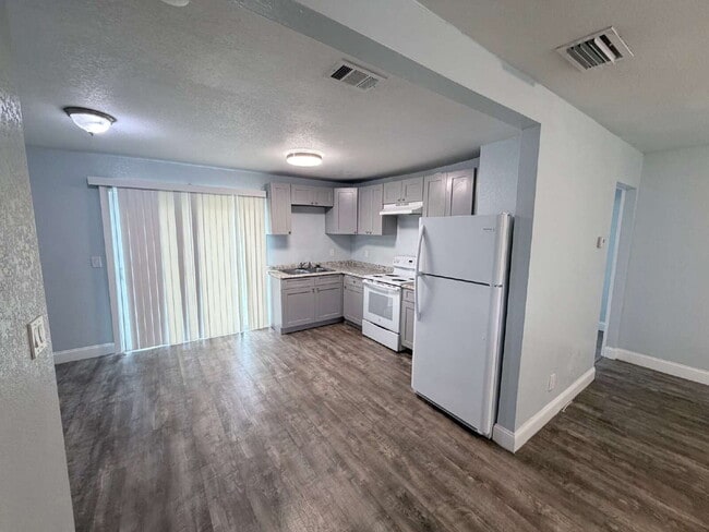 Building Photo - Charming home features 3 spacious bedrooms and 2 updated bathrooms