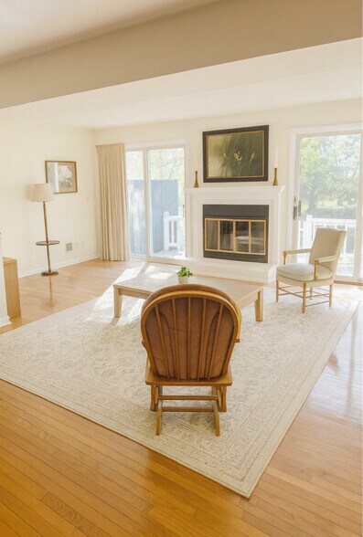 Building Photo - 385 Summerhaven Dr N