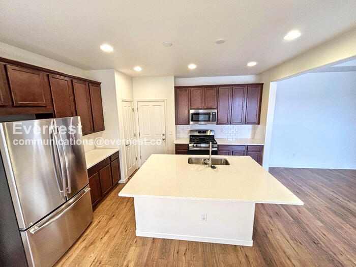 Building Photo - 10811 N Montane Dr