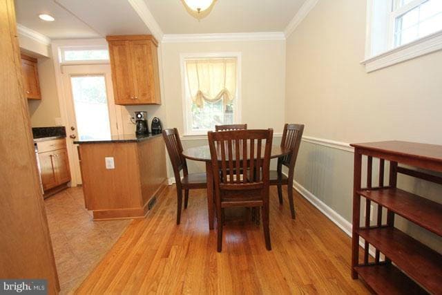 Building Photo - Classic Townhome with Hardwood Floors and Functional Layout
