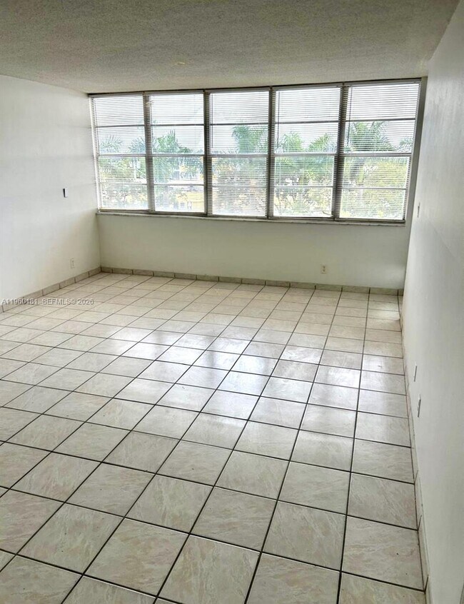 Building Photo - 2025 NE 164th St