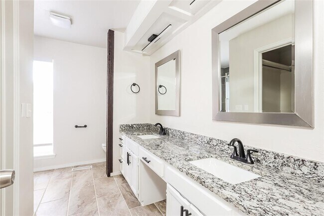 Building Photo - 8829 Parkridge Dr