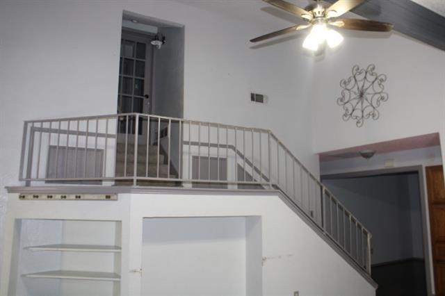 Building Photo - 915 W Lovers Ln