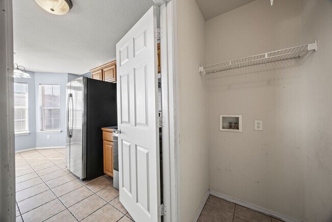 Building Photo - 851 Honeysuckle Dr