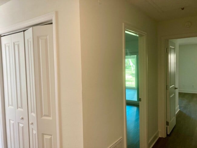 Building Photo - 2 bedroom, 2 bath condo ready to go!