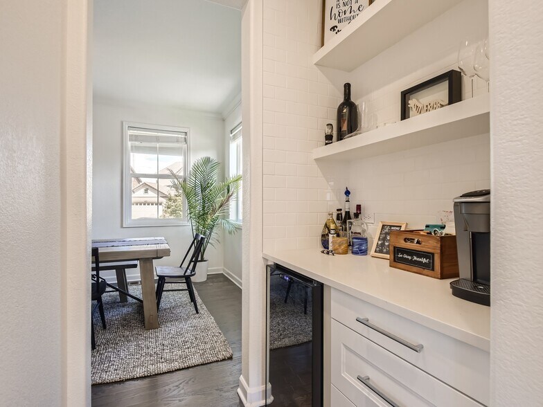 Building Photo - 664 Tiger Lily Way