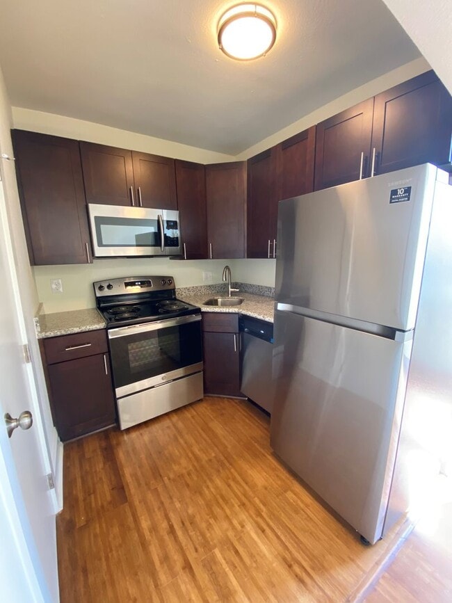 Building Photo - Newly Renovated Uptown Apt with Balcony in Historic Building