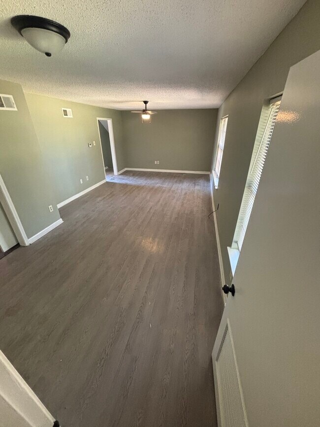 Building Photo - GORGEOUS 4 bedroom/ 3 bathroom HOME, SPACI...