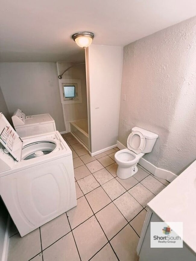 Building Photo - Updated 2 bed 1 bath upper apartment
