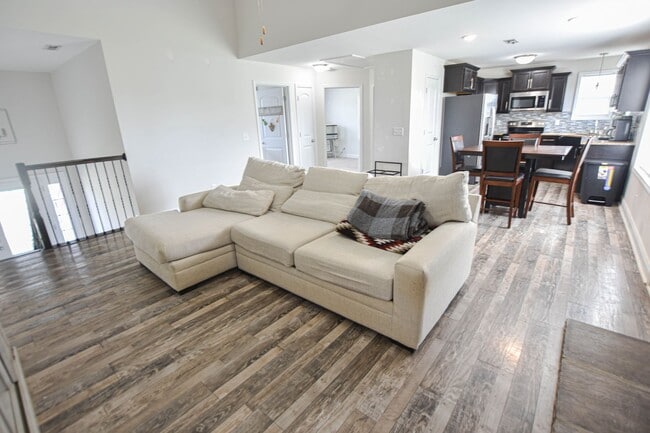 Building Photo - Pet Friendly Four Bedroom with Basement!