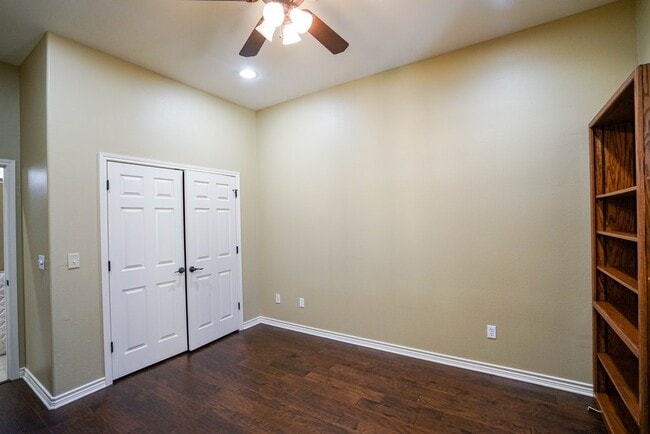 Building Photo - 2801 Indian Wells Dr E