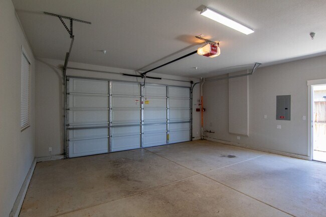 Building Photo - Newer Home for Rent in North Redding CA | $500 Off, Solar, Garage, Fenced Yard