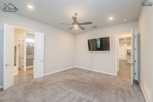 Building Photo - 4938 Spring Hill Dr