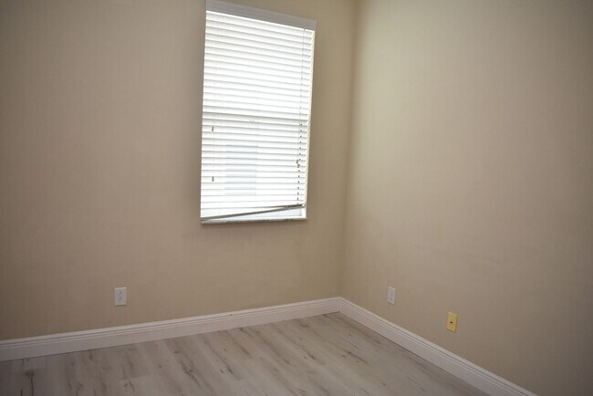 Building Photo - 5060 Creekside Park Ave