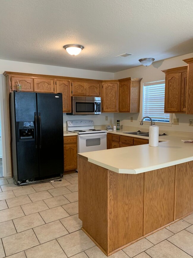 Building Photo - 3Bed/2Bath Home/Corner Lot/2 Car Garage an...