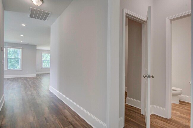 Building Photo - 216 Quimby Hill Dr