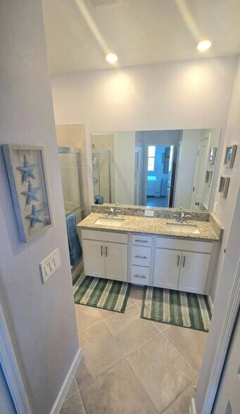 Building Photo - 15035 Sunny Day Dr