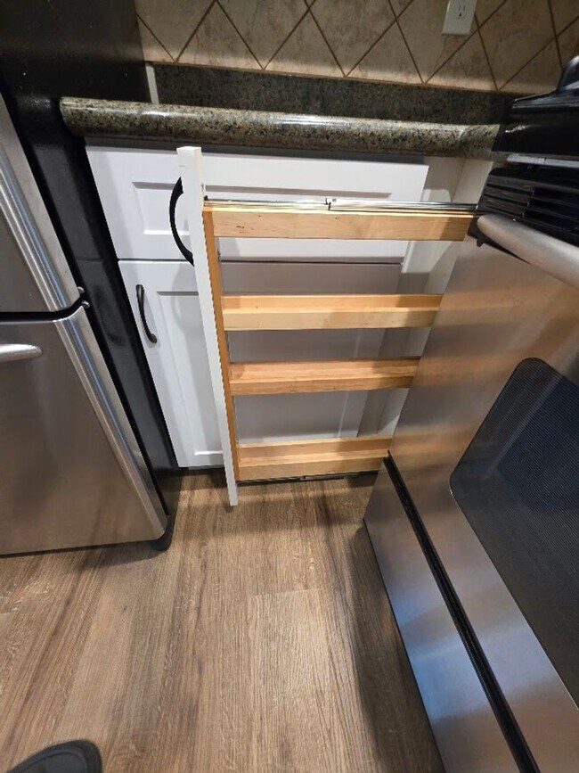 Building Photo - RENOVATED 2BD/1.5 BATH WITH PARKING, LAUNDRY, AND FULL H-VAC