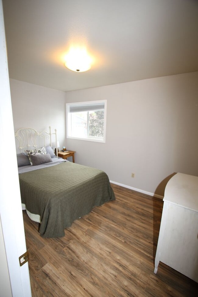 Building Photo - 3 Bedroom Townhouse!