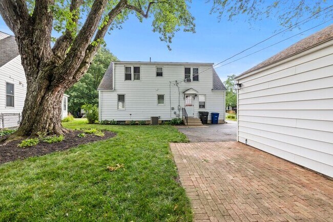 Building Photo - 304 E Schreyer Pl