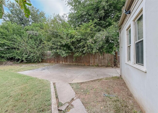 Building Photo - 911 East Dr