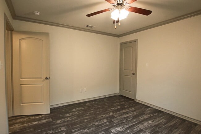 Building Photo - Beautiful 3 Bedroom 2 Bathroom Townhouse i...