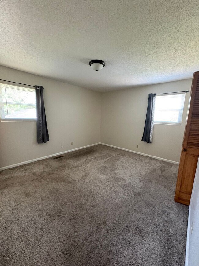 Building Photo - 3 Bedroom 2 Bath House