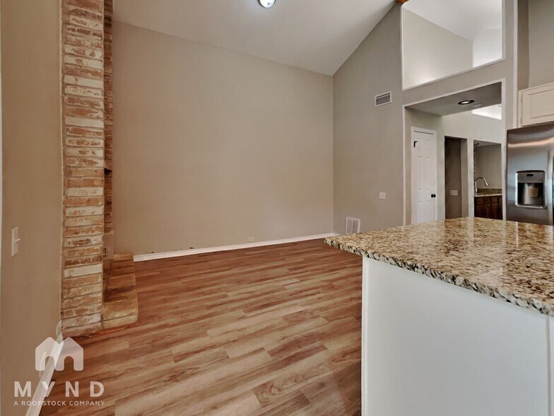 Building Photo - 8614 Pines Pl Dr