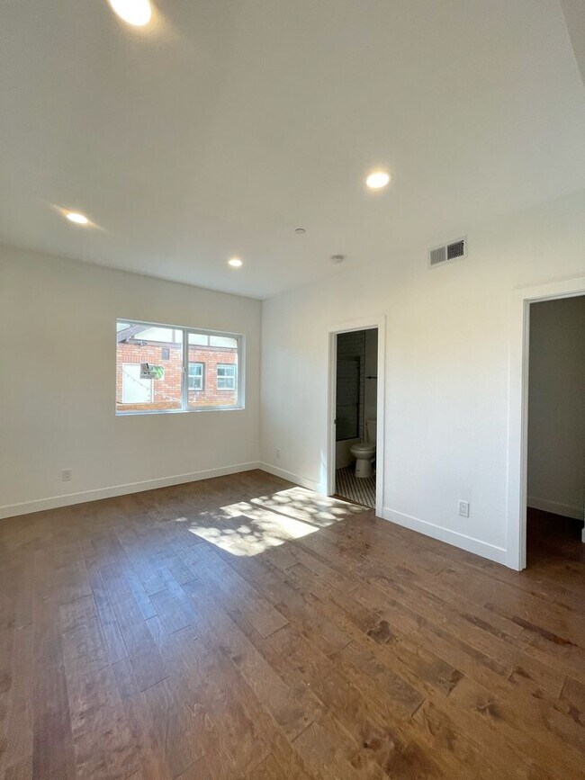 Building Photo - Striking 2BD/2.5 Bath Townhome in MidTown ...