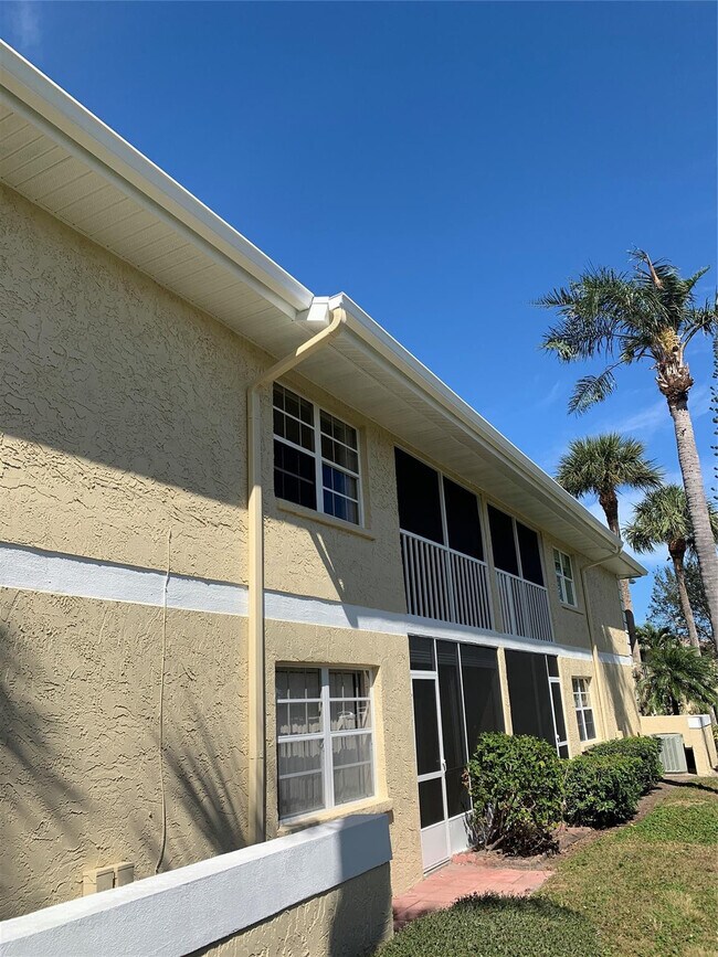 Building Photo - 1560 SE Royal Green Cir