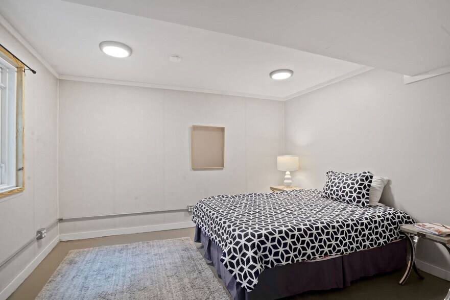 Building Photo - 11 The Pkwy