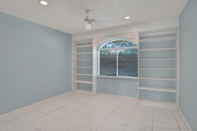 Building Photo - 11340 Lakeshore Dr