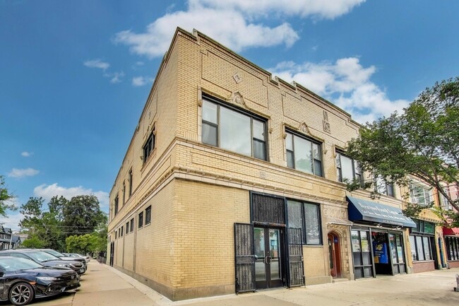 Building Photo - 2422 W Fullerton Ave