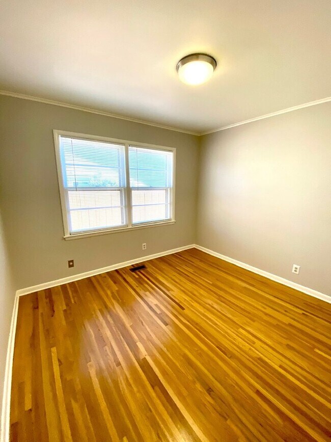 Building Photo - Updated & Renovated in Midtown! 3 Bedrooms...